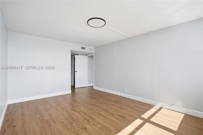 Building Photo - 16570 NE 26th Ave