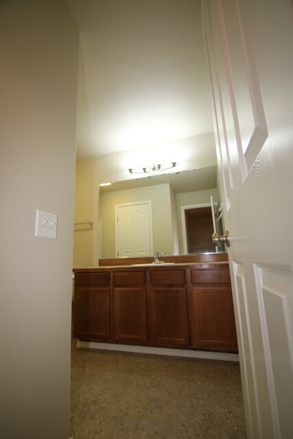 Building Photo - 3 Bedroom Townhouse near Midtown!