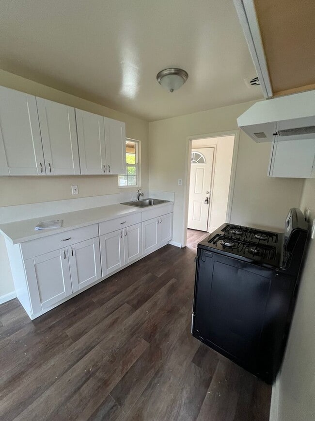 Building Photo - Beautiful 3 Bed and 1.5 Bath Home with 2 Car Garage Rent $2,250.00