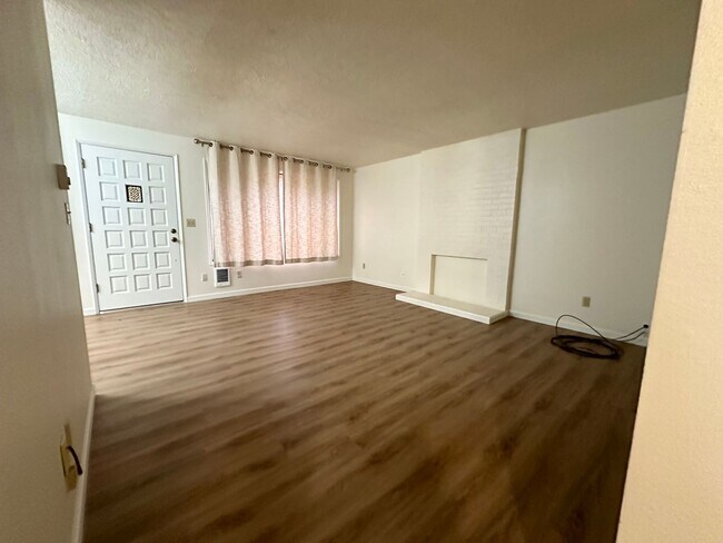 Building Photo - 2 Bedroom Duplex Off Oleson Road!