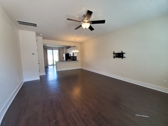 Building Photo - Beautiful townhouse close to uptown