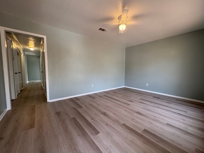 Building Photo - Very nice 3 bedroom/1 bath house with Central Air & Heat