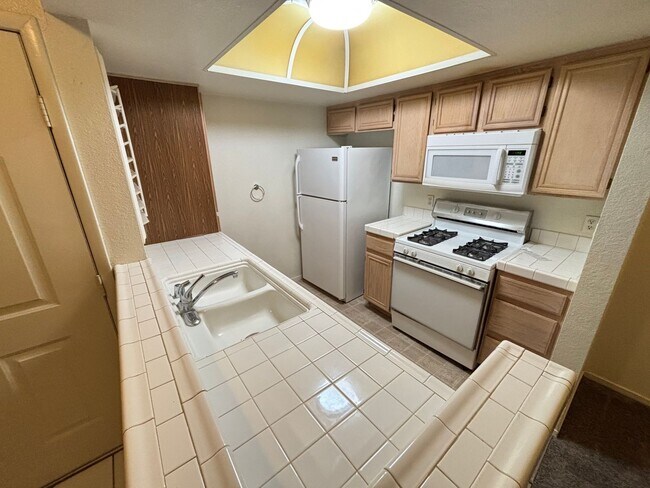 Building Photo - Spacious 1BED/1BATH 2nd floor Condo in La Posada at Summerlin.