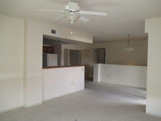 Building Photo - 1 Bedroom, 1 Bath with a Single Car Garage