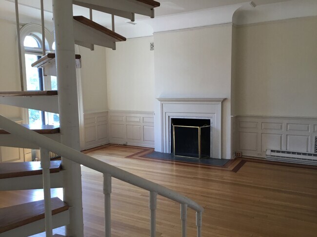 Building Photo - 385 State St