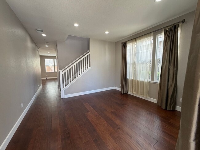 Building Photo - Luxurious 4 Bedroom 2.5 Bath Home.