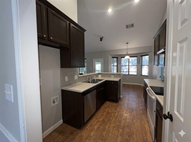 Building Photo - 903 Oakwood Dr
