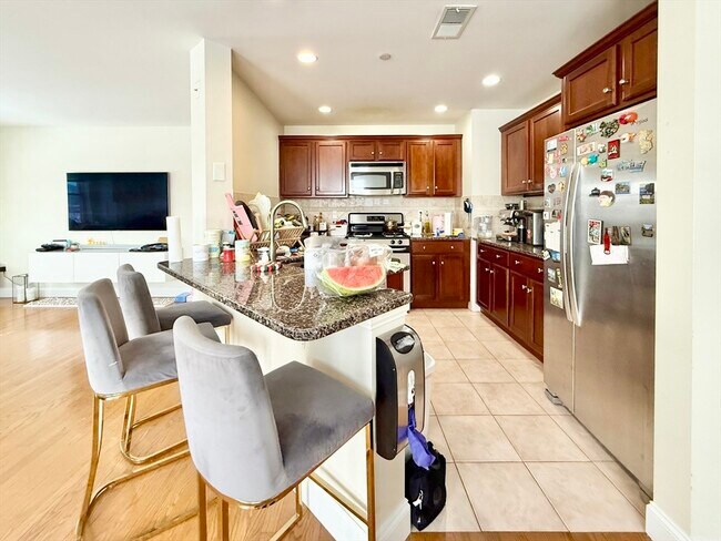 Building Photo - 120 Wyllis Ave