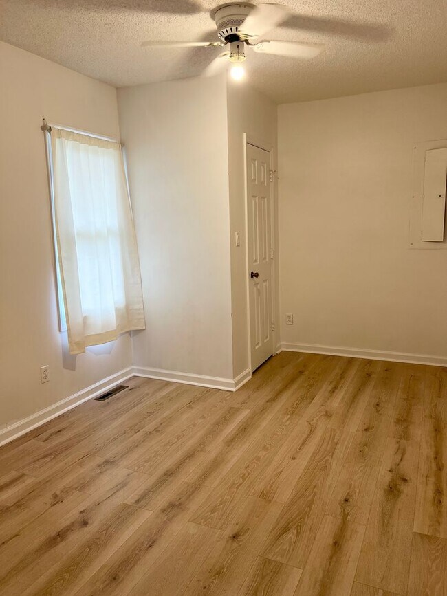 Building Photo - 3 Bedroom 2 Bath house Great Swannanoa Loc...