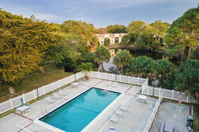 Building Photo - 930 SW 9th St Cir