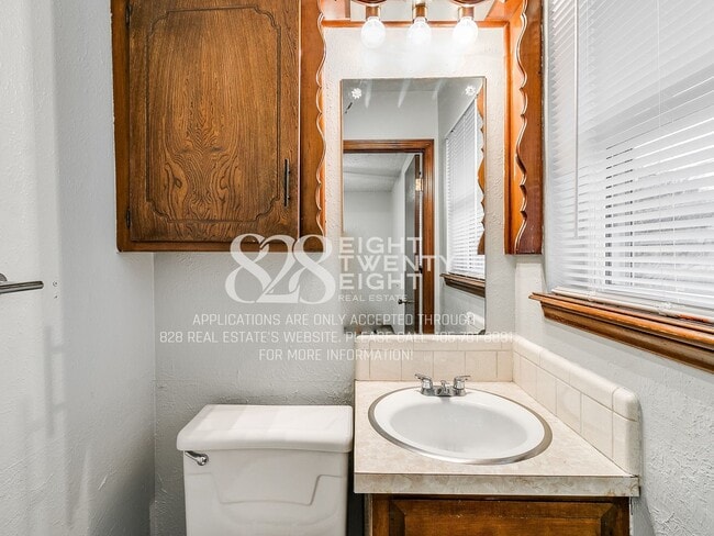 Building Photo - AVAILABLE NOW! Charming 3 Bed/1.5 Bath Single Family Home in West Norman