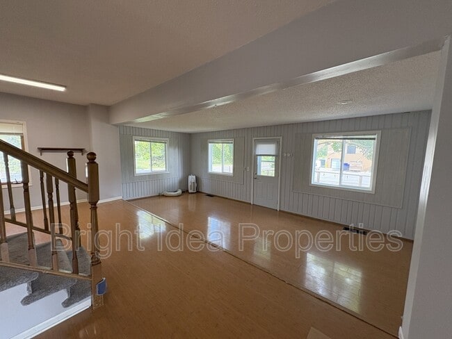 Building Photo - 711 Elm Ave