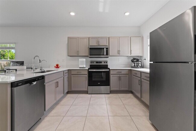 Building Photo - 377 E Palm Dr