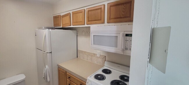 Building Photo - Furnished or Unfurnished 1 Bed Steps from Mad Beach