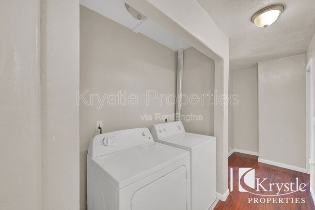 Building Photo - 178 Janice St