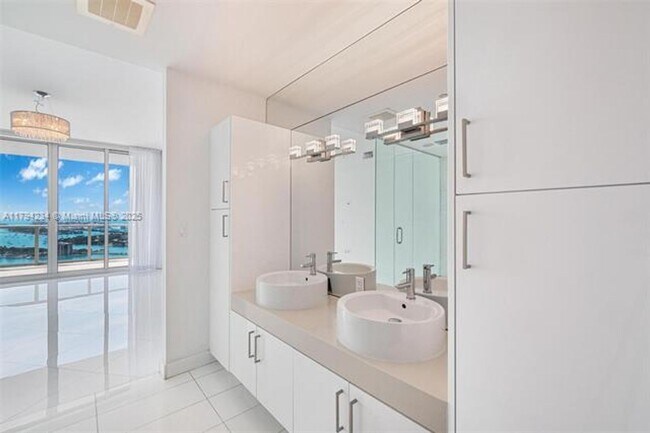 Building Photo - 2020 N Bayshore Dr