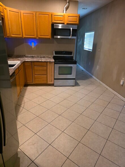 Kitchen - 521 E 7TH AVE