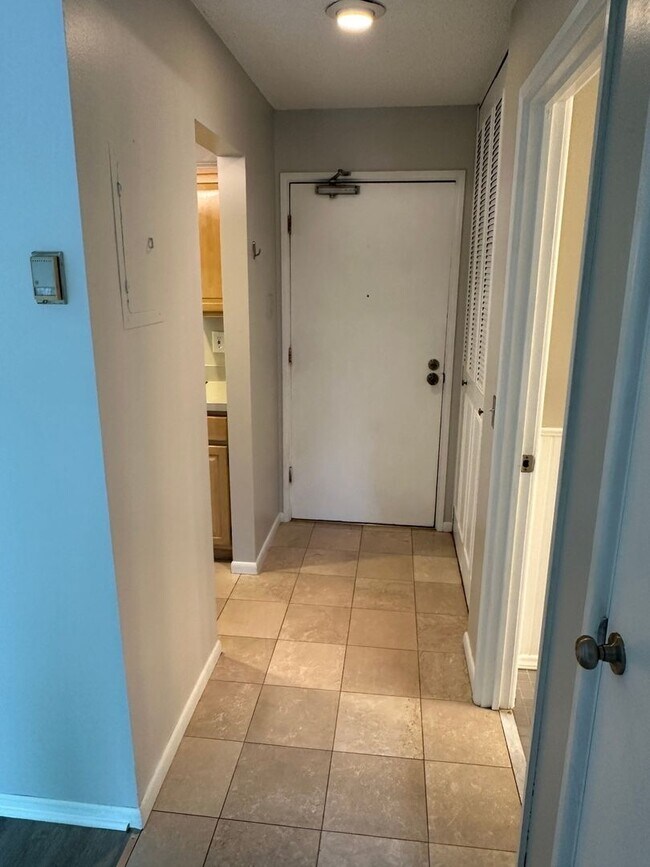 Building Photo - Charming 1BR Condo in Uptown Minneapolis