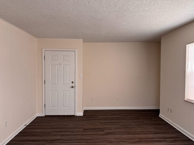 Building Photo - Updated One Bedroom, One Bath Apartment in...