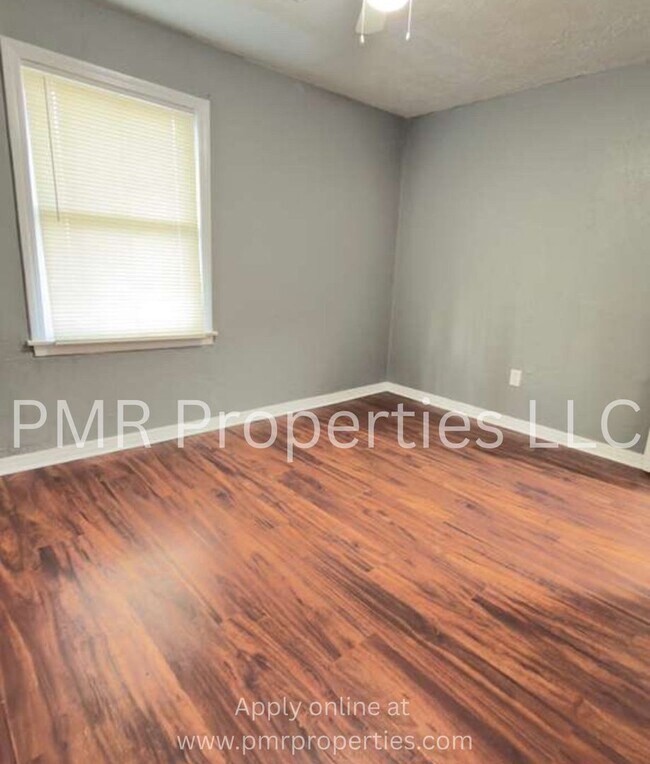 Building Photo - 3 Bedrooms / 1 Bathroom House