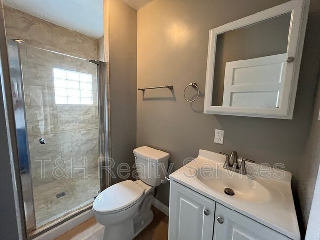 Building Photo - 417 N Rural St