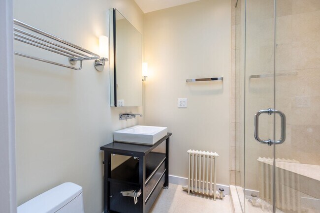 Building Photo - Beautiful 4 BR/3.5 BA Townhome in Cathedra...