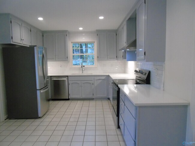 Building Photo - 3317 Lookout Dr SE