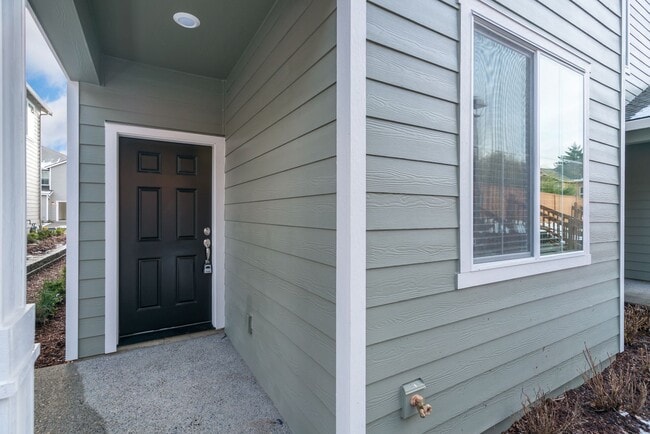 Building Photo - Super clean & spacious 4-bdrm/3-bath townhome in NE—Attached garage, great location