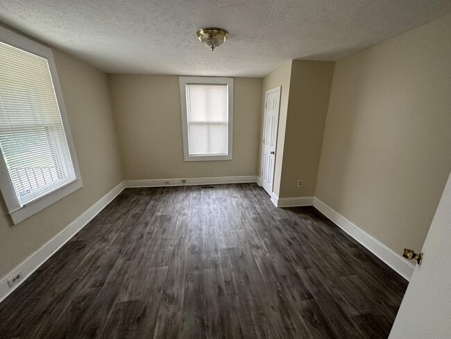 Building Photo - 824 Riverview St
