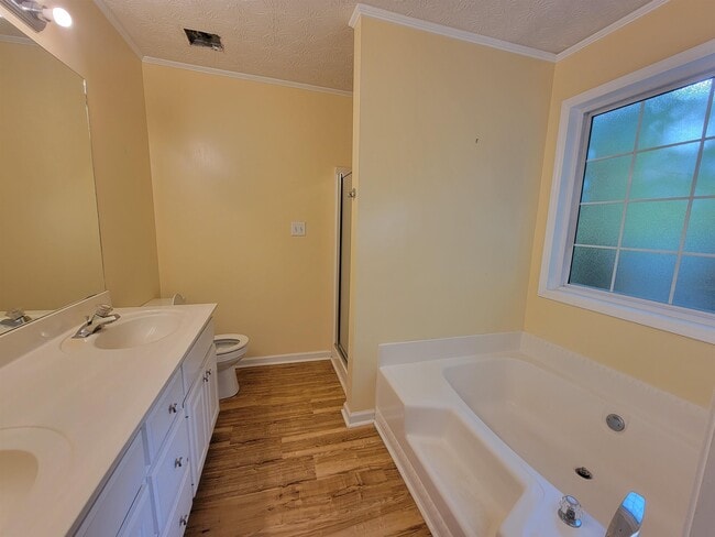 Building Photo - 32 Elizabeth Way