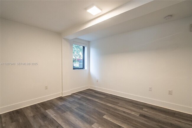 Building Photo - 1985 Bay Dr