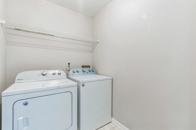 Building Photo - 2453 Lakebrooke Dr
