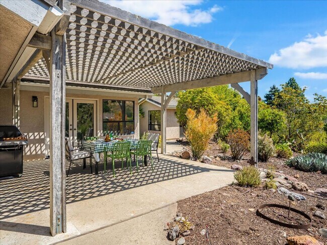 Building Photo - 271 Twin Ridge Dr