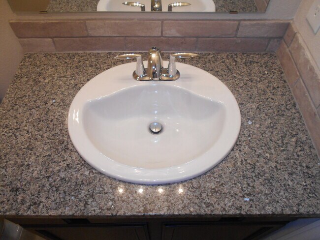Building Photo - 6 or 8 month lease! Half off first full mo...