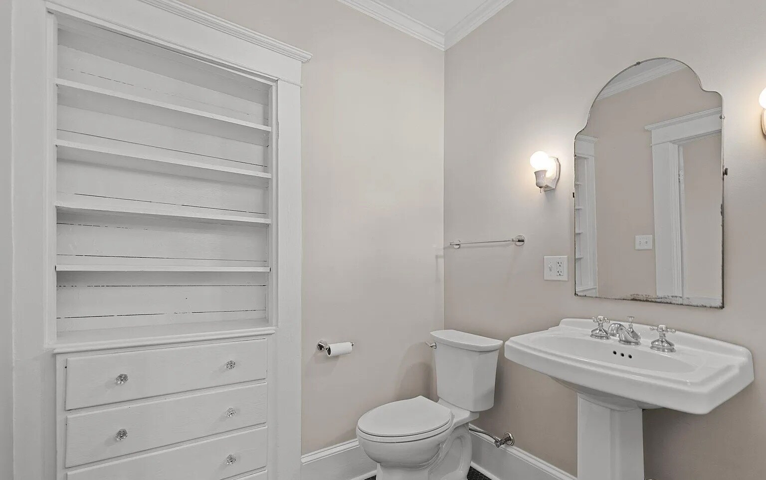 Main Bathroom - 1904 Wolcott Ave
