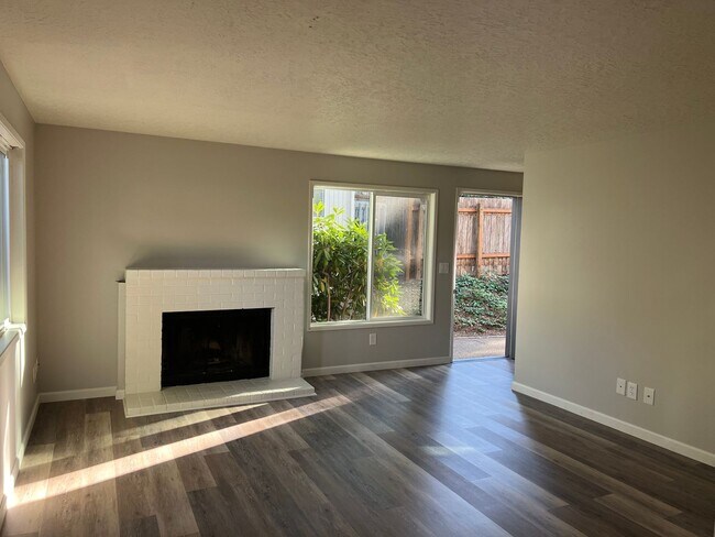 Building Photo - SHOWING TODAY - VIEW LISTING for 360° IMAG...