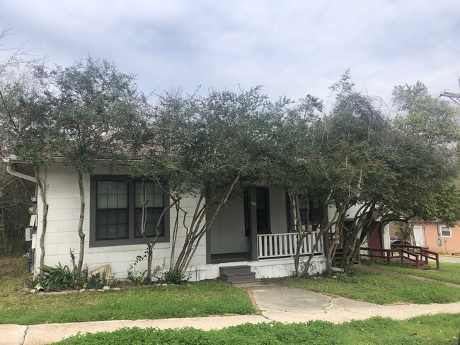 Building Photo - Two bedroom Apartment close to SHSU