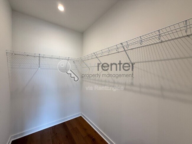Building Photo - 411 Fairpoint St