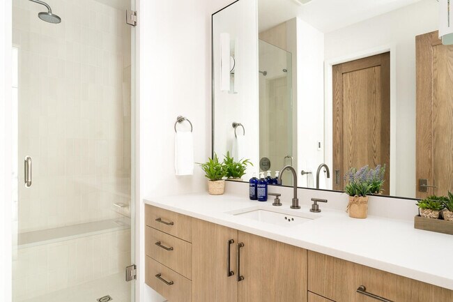 Building Photo - 10 Tree Line Ln