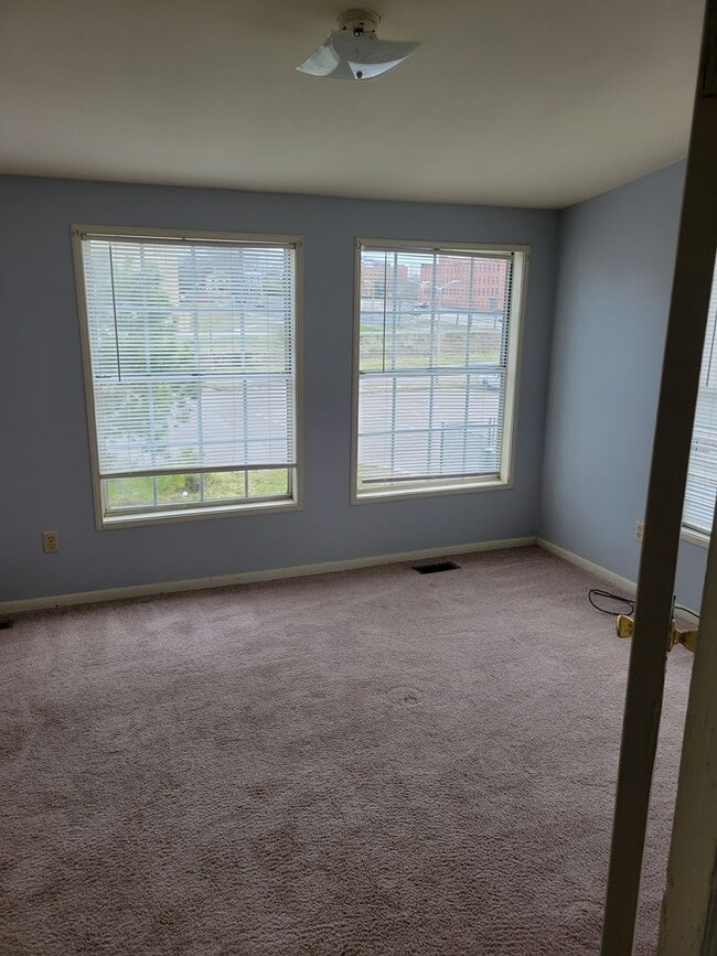 Building Photo - Large 4 bed 2 bath home near VSU