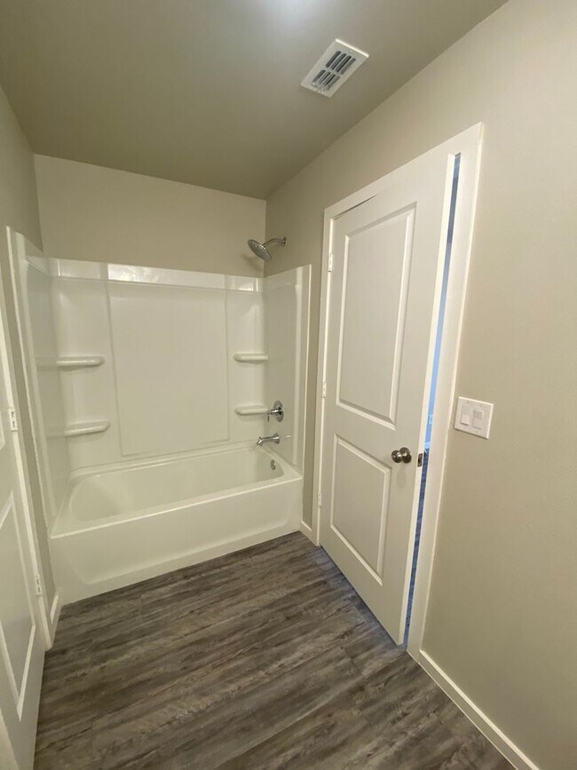 Building Photo - Introducing Your Dream Home: Spacious and Stunning 3 Bed, 2 Bath Haven Ready for You!