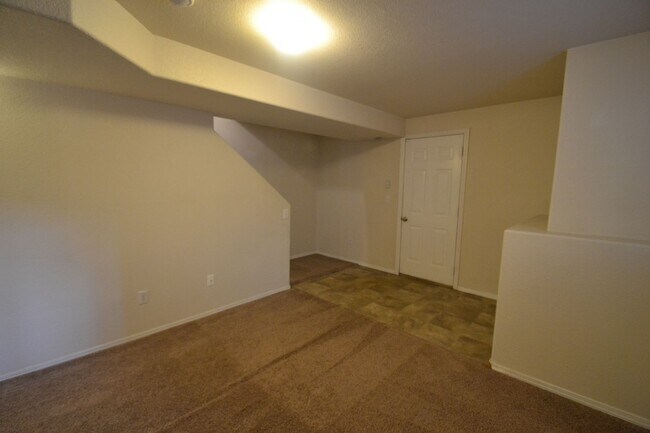 Building Photo - Corner 3 bed, 2.5 Bath Townhome in District 20!
