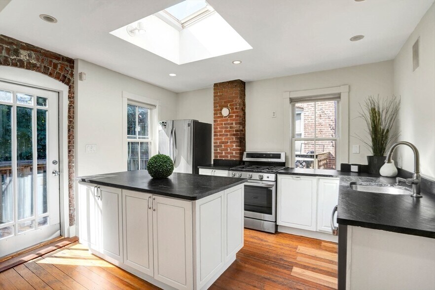 Building Photo - 151 Highland St