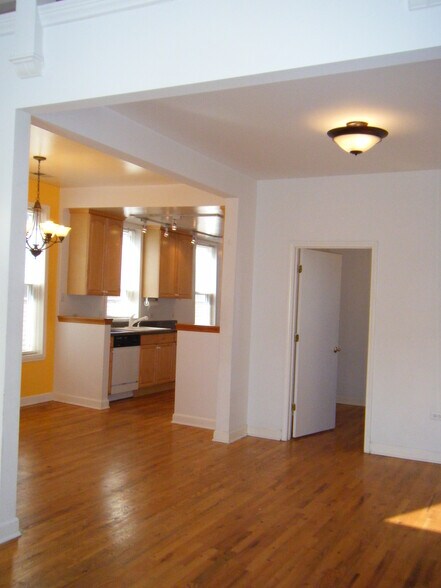 Building Photo - 1428 N Greenview Ave