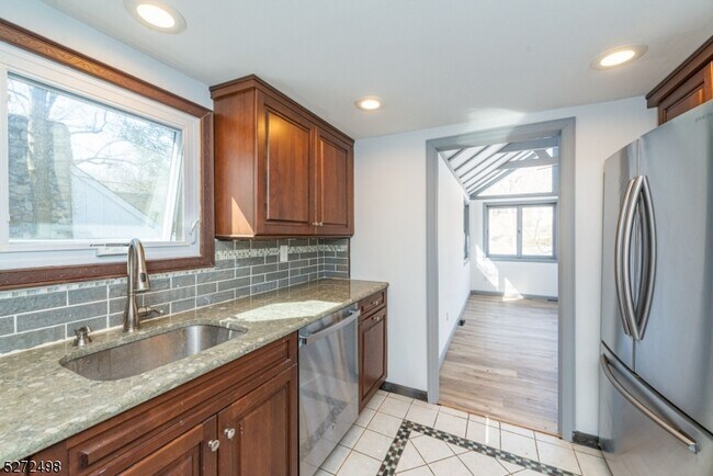 Building Photo - 280 W Shore Trail