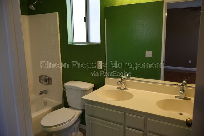 Building Photo - 225 Cinnamon Oak Ave