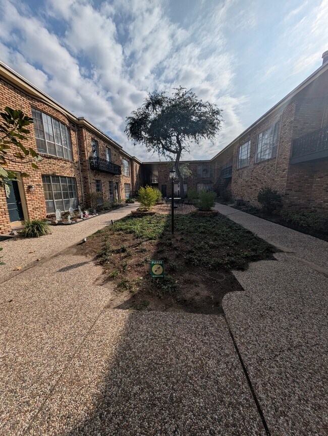 Building Photo - 1BR Condo w/ Pool & Covered Parking by The Galleria