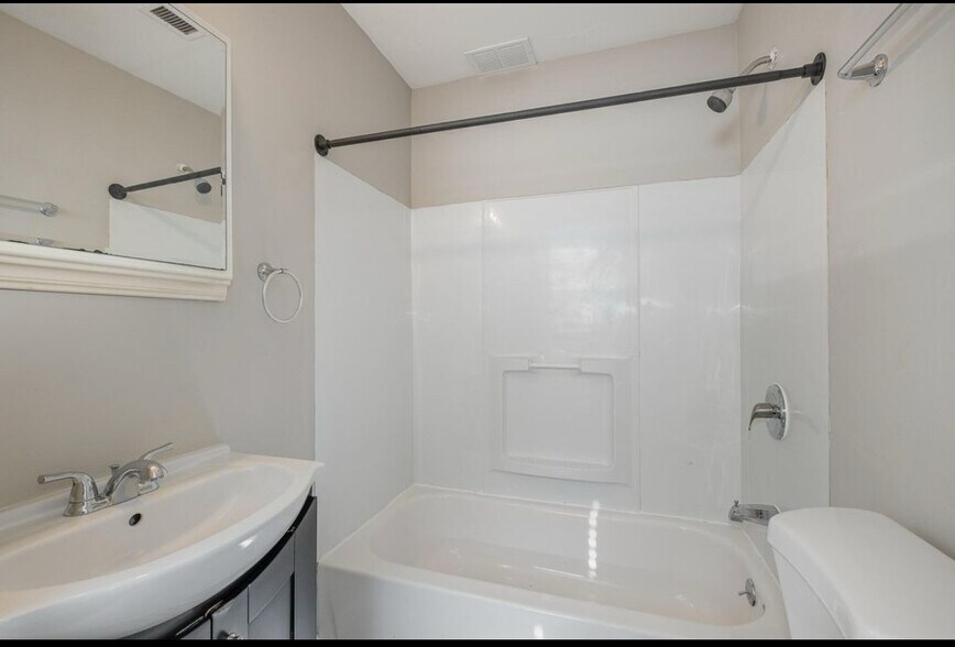 Building Photo - 117 1/2 Adela Ave