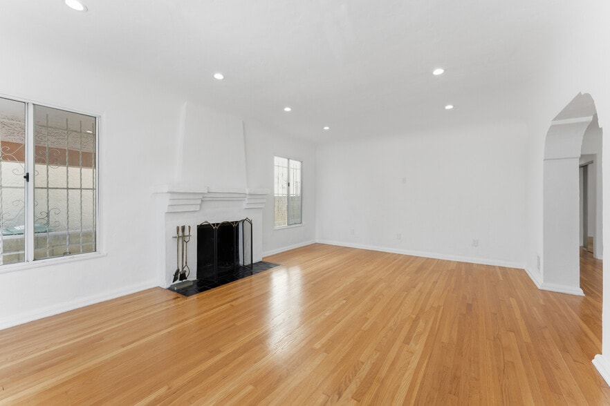 Building Photo - 824 S Holt Ave