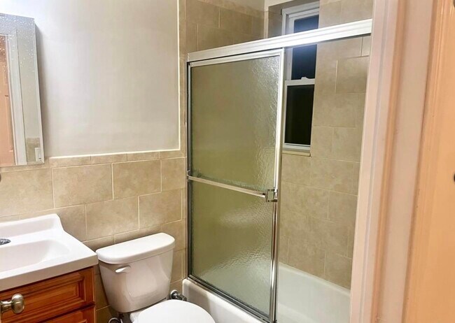 Building Photo - 10-12-12 Morton Pl